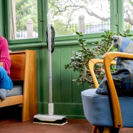 Self-standing device with a slim product design