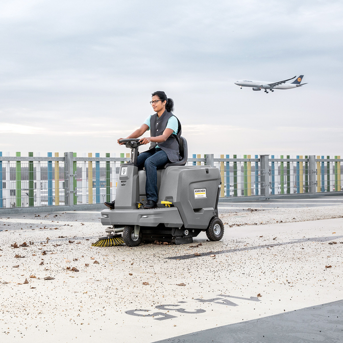 Product Kärcher KM 85/50 R Bp Μπαταριοκίνητο Επικαθήμενο Σάρωθρο base image